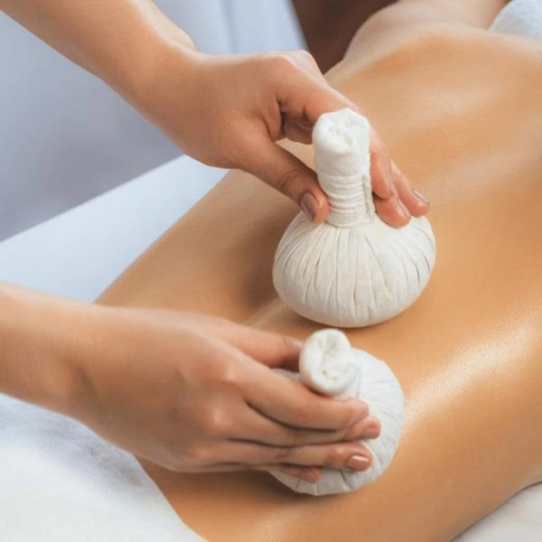 Массаж тела травяными мешочками