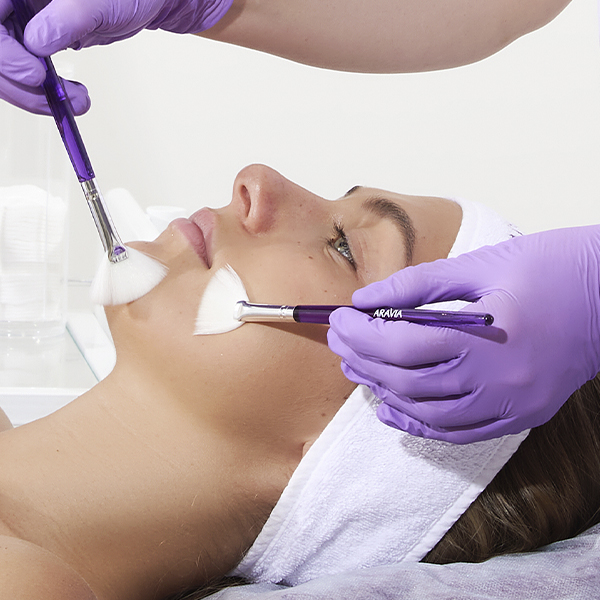 Массаж лица кисточками